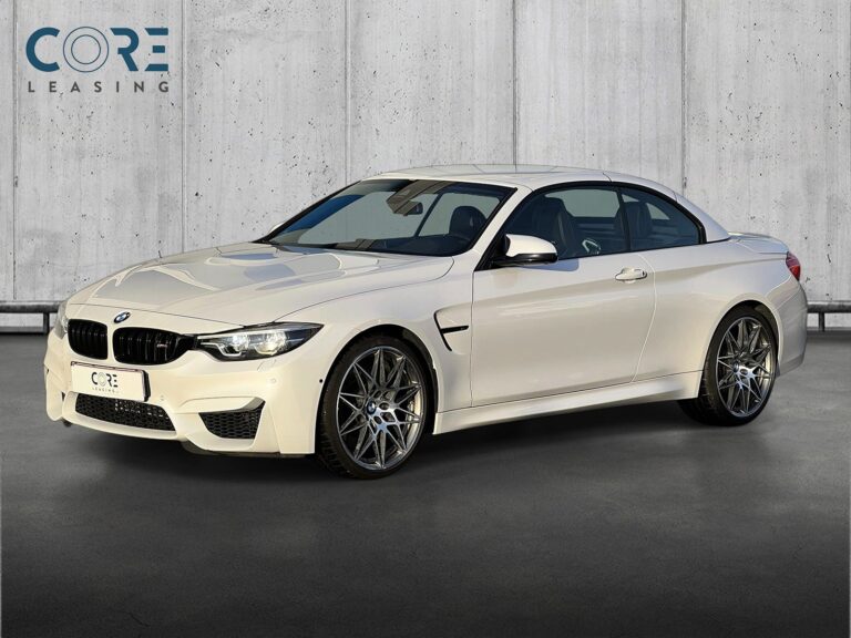 Hvidmetal BMW M4 Cabriolet Competition aut. fra 2018 parkeret foran en betonmur. CORE Leasing A/S er eksperter i BMW leasing.