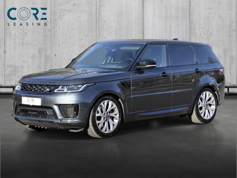 Gråmetal Land Rover Range Rover Sport P525 HSE Dynamic aut. fra 2019 parkeret foran en betonmur. CORE Leasing A/S er eksperter i Land Rover leasing.