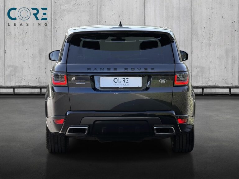 Gråmetal Land Rover Range Rover Sport P525 HSE Dynamic aut. fra 2019 parkeret foran en betonmur. CORE Leasing A/S er eksperter i Land Rover leasing.