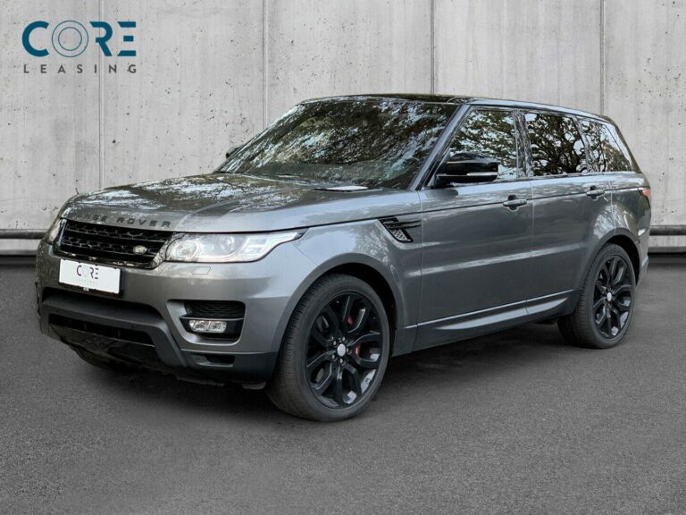 Gråmetal Land Rover Range Rover Sport SDV6 HSE aut. fra 2013 parkeret foran en betonmur. CORE Leasing A/S er eksperter i Land Rover leasing.