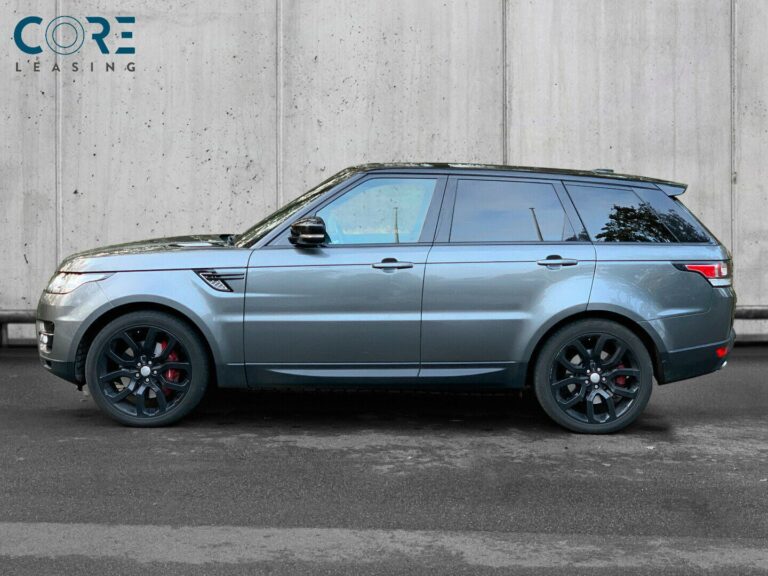 Gråmetal Land Rover Range Rover Sport SDV6 HSE aut. fra 2013 parkeret foran en betonmur. CORE Leasing A/S er eksperter i Land Rover leasing.