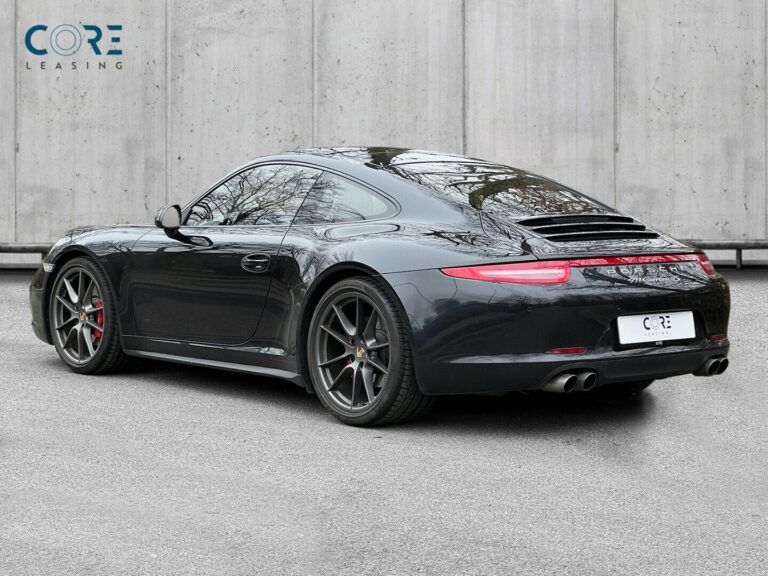 Sortmetal Porsche 911 Carrera 4S Coupé PDK fra 2013 parkeret foran en betonmur. CORE Leasing A/S er eksperter i Porsche leasing.