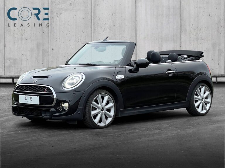 Sortmetal MINI Cooper S Cabriolet aut. fra 2018 parkeret foran en betonmur. CORE Leasing A/S er eksperter i MINI leasing.
