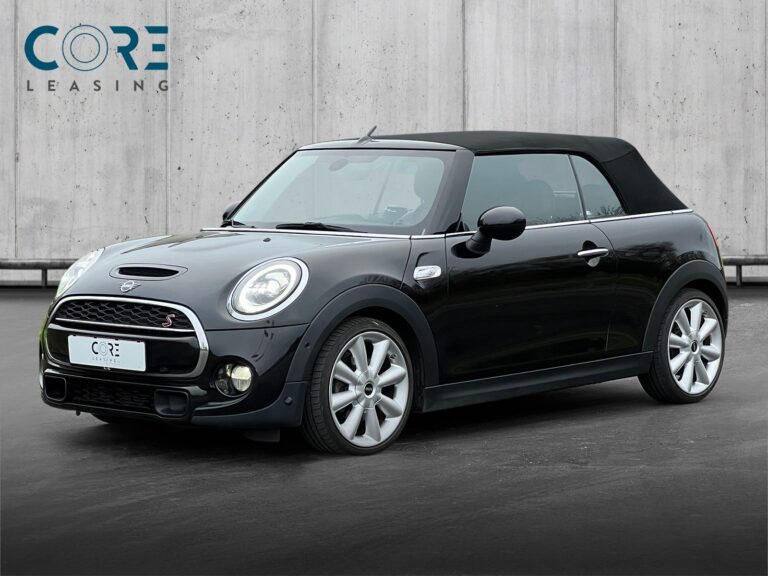 Sortmetal MINI Cooper S Cabriolet aut. fra 2018 parkeret foran en betonmur. CORE Leasing A/S er eksperter i MINI leasing.