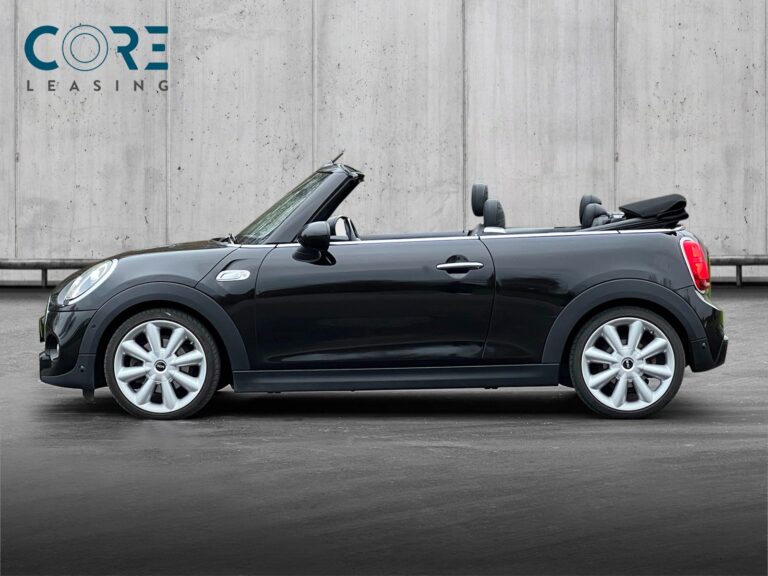 Sortmetal MINI Cooper S Cabriolet aut. fra 2018 parkeret foran en betonmur. CORE Leasing A/S er eksperter i MINI leasing.