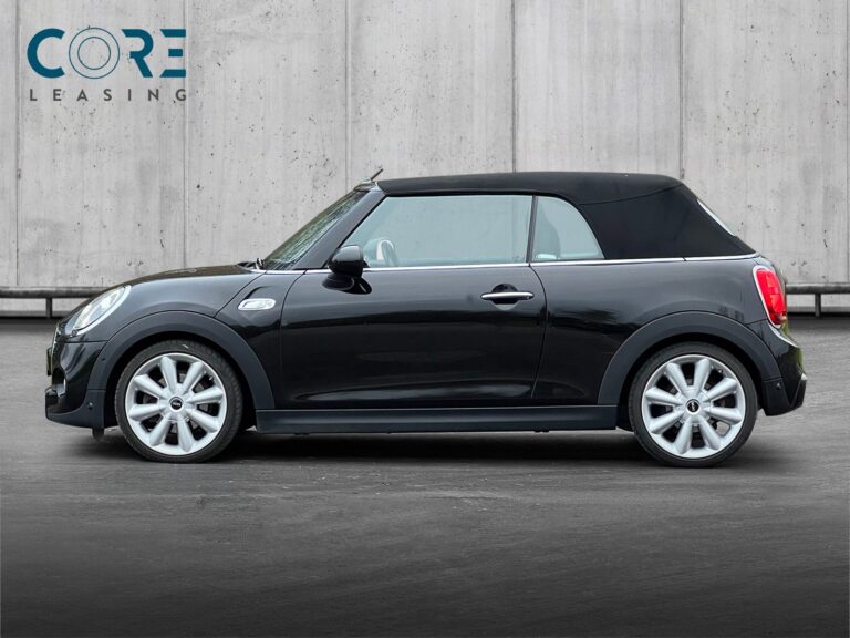 Sortmetal MINI Cooper S Cabriolet aut. fra 2018 parkeret foran en betonmur. CORE Leasing A/S er eksperter i MINI leasing.