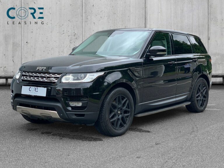Sortmetal Land Rover Range Rover Sport TDV6 HSE aut. fra 2015 parkeret foran en betonmur. CORE Leasing A/S er eksperter i Land Rover leasing.