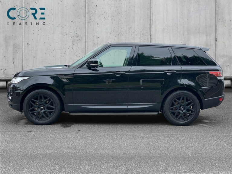 Sortmetal Land Rover Range Rover Sport TDV6 HSE aut. fra 2015 parkeret foran en betonmur. CORE Leasing A/S er eksperter i Land Rover leasing.