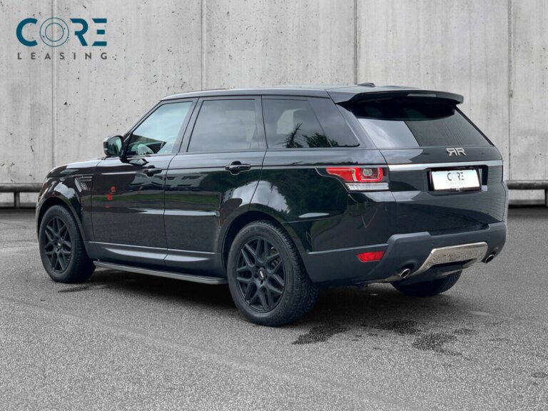 Sortmetal Land Rover Range Rover Sport TDV6 HSE aut. fra 2015 parkeret foran en betonmur. CORE Leasing A/S er eksperter i Land Rover leasing.