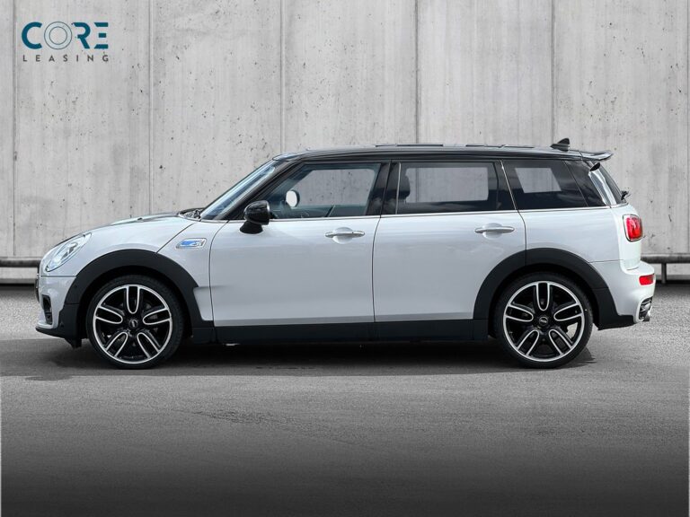 Sølvmetal MINI Clubman Cooper S aut. ALL4 fra 2018 parkeret foran en betonmur. CORE Leasing A/S er eksperter i MINI leasing.