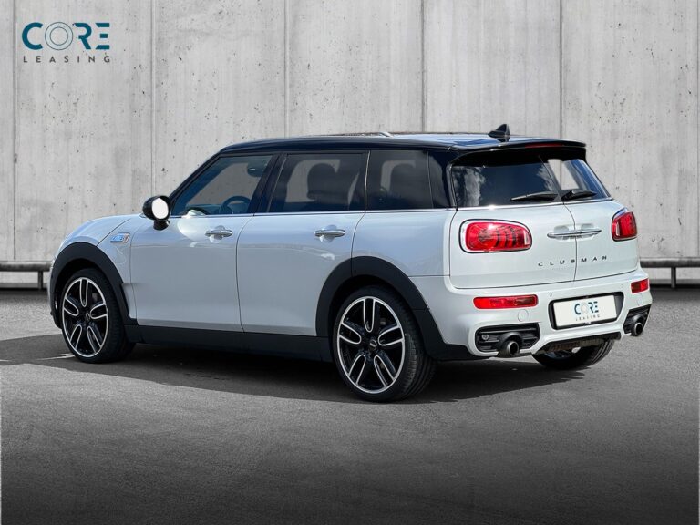 Sølvmetal MINI Clubman Cooper S aut. ALL4 fra 2018 parkeret foran en betonmur. CORE Leasing A/S er eksperter i MINI leasing.