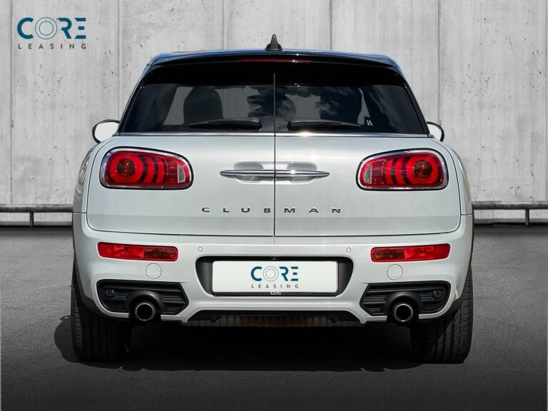 Sølvmetal MINI Clubman Cooper S aut. ALL4 fra 2018 parkeret foran en betonmur. CORE Leasing A/S er eksperter i MINI leasing.