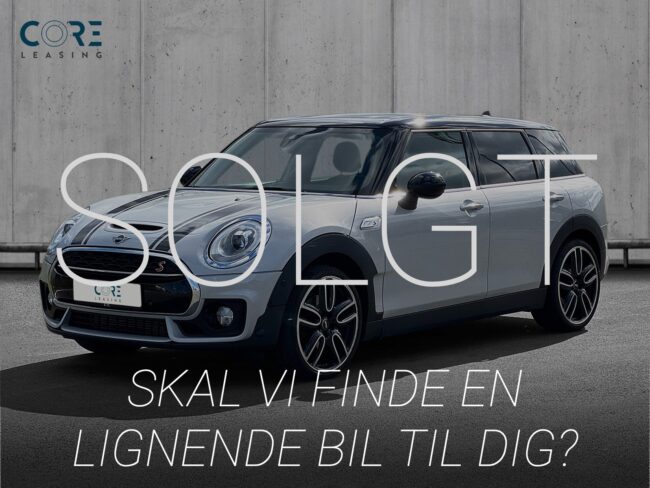 Sølvmetal MINI Clubman Cooper S aut. ALL4 fra 2018 parkeret foran en betonmur. CORE Leasing A/S er eksperter i MINI leasing.