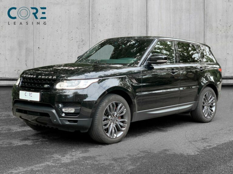 Sortmetal Land Rover Range Rover Sport SDV6 HSE aut. fra 2015 parkeret foran en betonmur. CORE Leasing A/S er eksperter i Land Rover leasing.