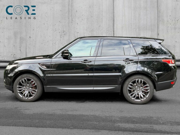 Sortmetal Land Rover Range Rover Sport SDV6 HSE aut. fra 2015 parkeret foran en betonmur. CORE Leasing A/S er eksperter i Land Rover leasing.