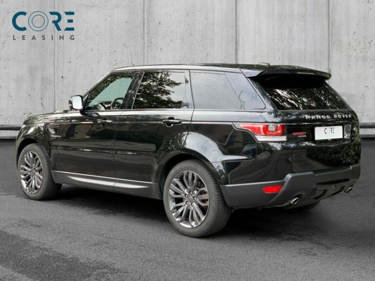 Sortmetal Land Rover Range Rover Sport SDV6 HSE aut. fra 2015 parkeret foran en betonmur. CORE Leasing A/S er eksperter i Land Rover leasing.