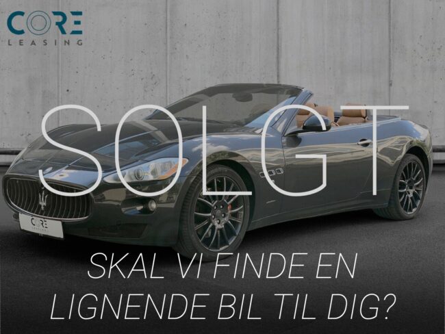 Gråmetal Maserati GranCabrio Automatic fra 2010 parkeret foran en betonmur. CORE Leasing A/S er eksperter i Maserati leasing.