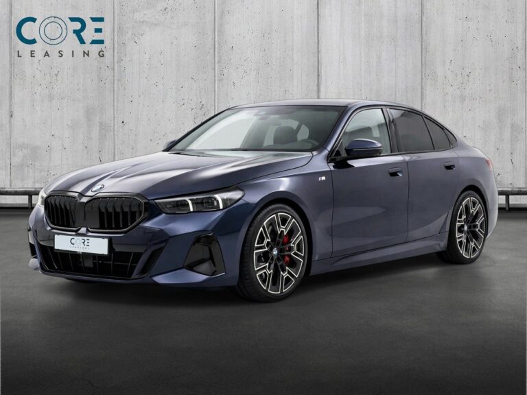 Blåmetal BMW 550e M-Sport xDrive aut. fra 2024 parkeret foran en betonmur. CORE Leasing A/S er eksperter i BMW leasing.