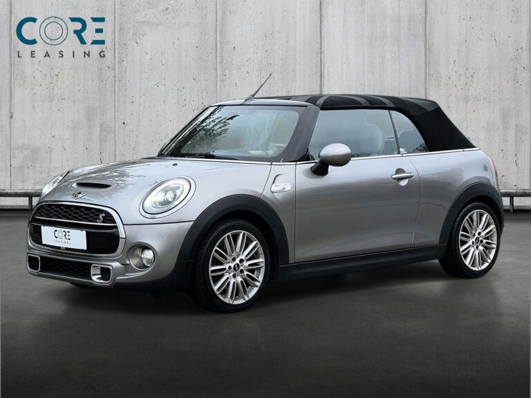 Sølvmetal MINI Cooper S Cabriolet aut. fra 2016 parkeret foran en betonmur. CORE Leasing A/S er eksperter i MINI leasing.