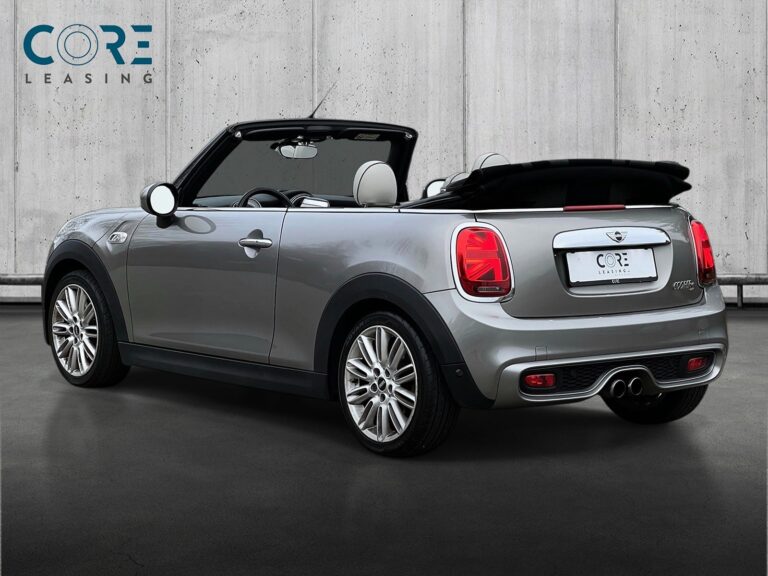 Sølvmetal MINI Cooper S Cabriolet aut. fra 2016 parkeret foran en betonmur. CORE Leasing A/S er eksperter i MINI leasing.