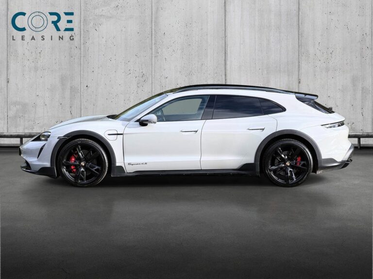 Grå Porsche Taycan 4S Sport Turismo fra 2022 parkeret foran en betonmur. CORE Leasing A/S er eksperter i Porsche leasing.