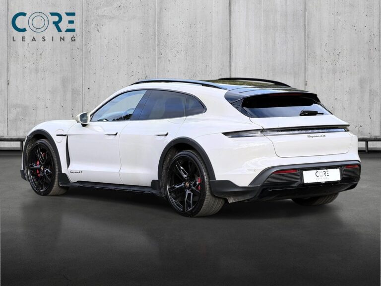 Grå Porsche Taycan 4S Sport Turismo fra 2022 parkeret foran en betonmur. CORE Leasing A/S er eksperter i Porsche leasing.