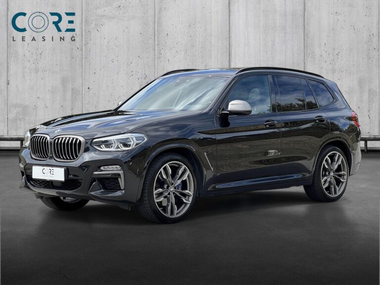 Sortmetal BMW X3 M40i xDrive aut. fra 2019 parkeret foran en betonmur. CORE Leasing A/S er eksperter i BMW leasing.