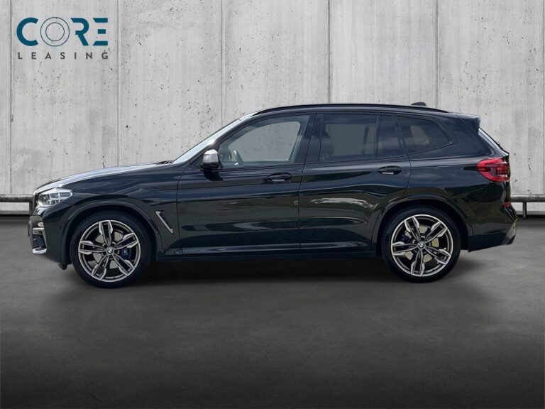 Sortmetal BMW X3 M40i xDrive aut. fra 2019 parkeret foran en betonmur. CORE Leasing A/S er eksperter i BMW leasing.