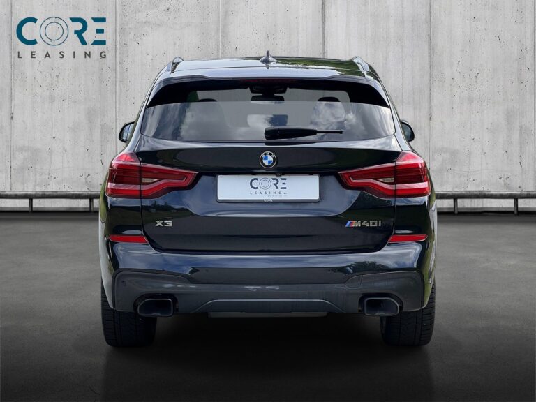 Sortmetal BMW X3 M40i xDrive aut. fra 2019 parkeret foran en betonmur. CORE Leasing A/S er eksperter i BMW leasing.