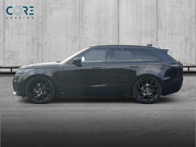 Sortmetal Land Rover Range Rover Velar D300 R-Dynamic HSE aut. fra 2018 parkeret foran en betonmur. CORE Leasing A/S er eksperter i Land Rover leasing.