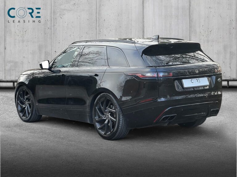 Sortmetal Land Rover Range Rover Velar D300 R-Dynamic HSE aut. fra 2018 parkeret foran en betonmur. CORE Leasing A/S er eksperter i Land Rover leasing.