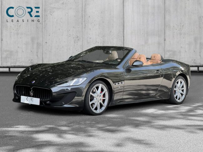 Gråmetal Maserati GranCabrio Sport aut. fra 2013 parkeret foran en betonmur. CORE Leasing A/S er eksperter i Maserati leasing.