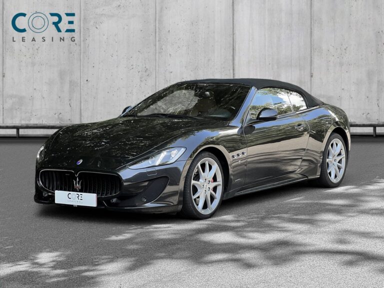 Gråmetal Maserati GranCabrio Sport aut. fra 2013 parkeret foran en betonmur. CORE Leasing A/S er eksperter i Maserati leasing.
