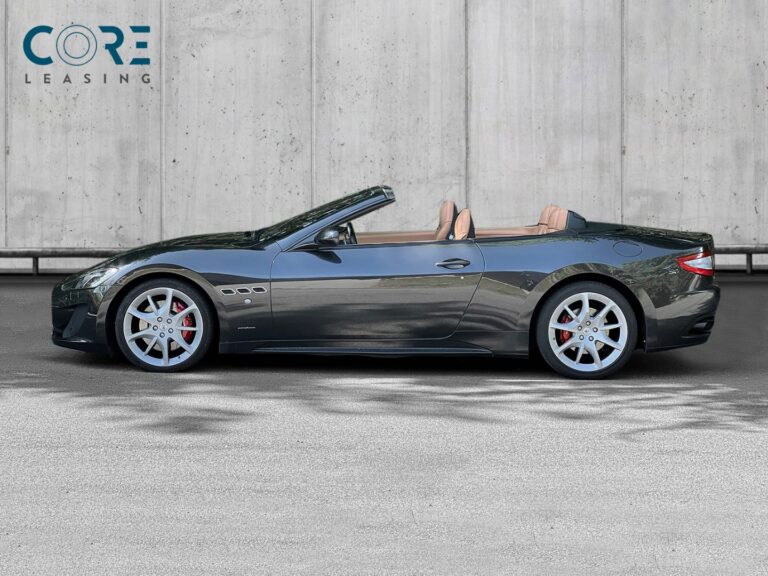 Gråmetal Maserati GranCabrio Sport aut. fra 2013 parkeret foran en betonmur. CORE Leasing A/S er eksperter i Maserati leasing.