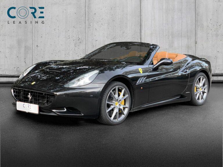Sortmetal Ferrari California F1 fra 2010 parkeret foran en betonmur. CORE Leasing A/S er eksperter i Ferrari leasing.
