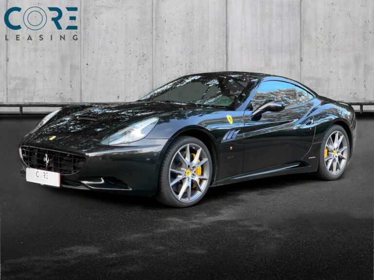 Sortmetal Ferrari California F1 fra 2010 parkeret foran en betonmur. CORE Leasing A/S er eksperter i Ferrari leasing.
