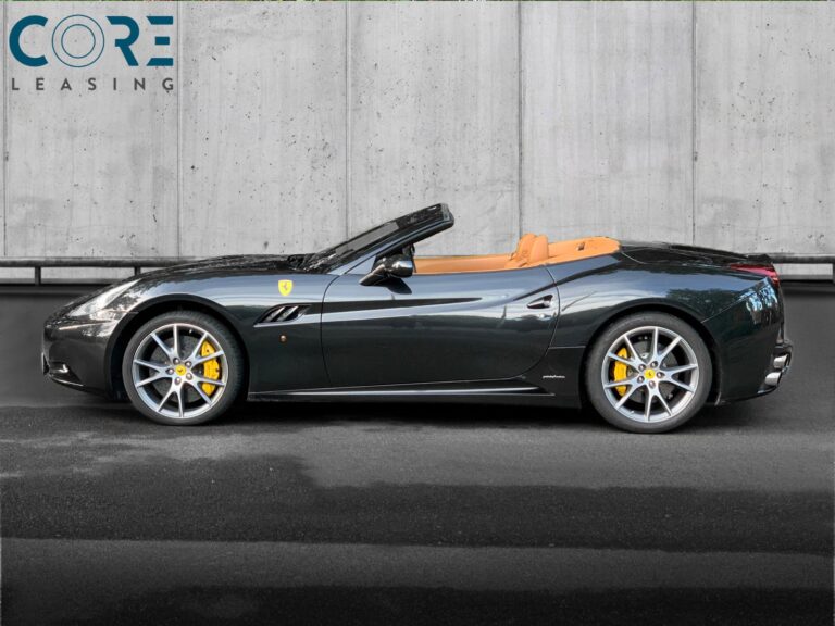 Sortmetal Ferrari California F1 fra 2010 parkeret foran en betonmur. CORE Leasing A/S er eksperter i Ferrari leasing.