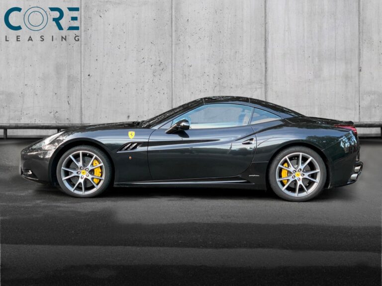 Sortmetal Ferrari California F1 fra 2010 parkeret foran en betonmur. CORE Leasing A/S er eksperter i Ferrari leasing.