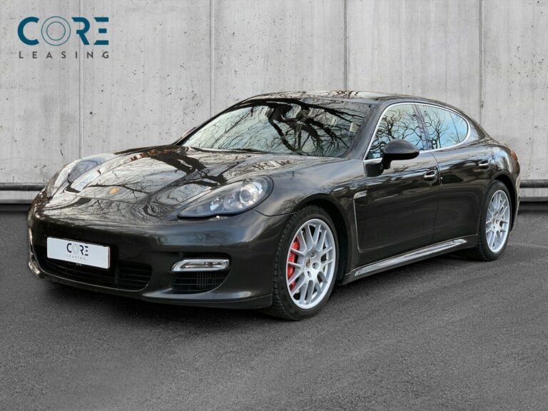Gråmetal Porsche Panamera Turbo S PDK fra 2011 parkeret foran en betonmur. CORE Leasing A/S er eksperter i Porsche leasing.