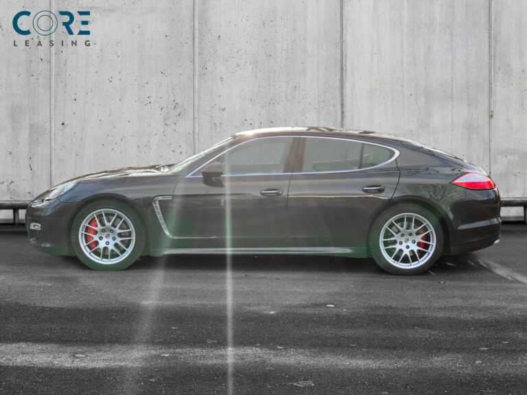 Gråmetal Porsche Panamera Turbo S PDK fra 2011 parkeret foran en betonmur. CORE Leasing A/S er eksperter i Porsche leasing.