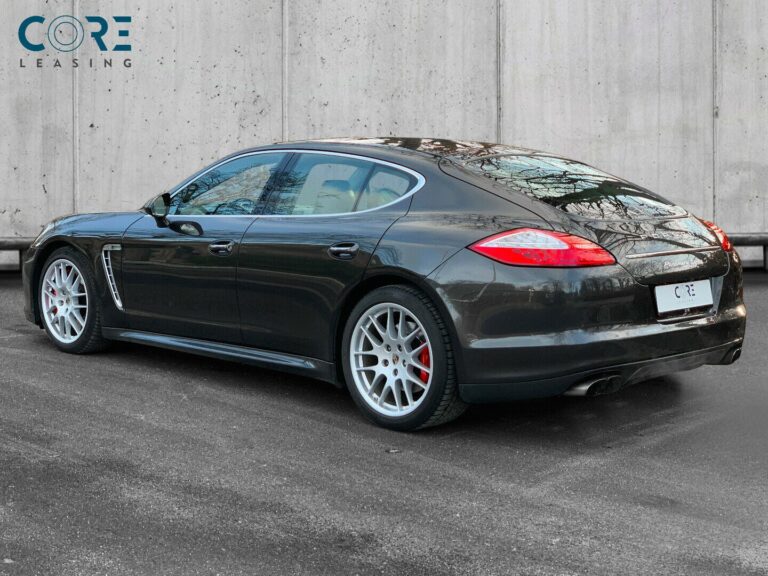 Gråmetal Porsche Panamera Turbo S PDK fra 2011 parkeret foran en betonmur. CORE Leasing A/S er eksperter i Porsche leasing.