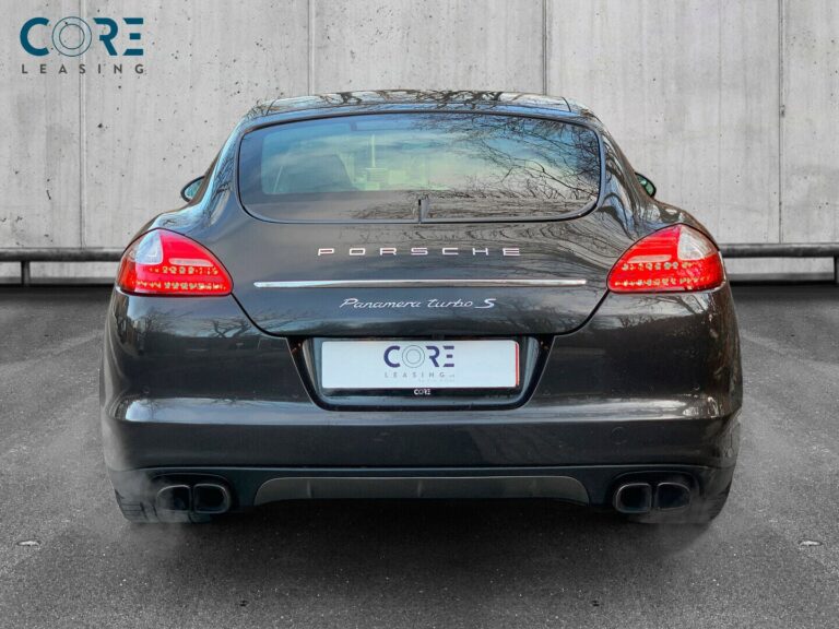 Gråmetal Porsche Panamera Turbo S PDK fra 2011 parkeret foran en betonmur. CORE Leasing A/S er eksperter i Porsche leasing.