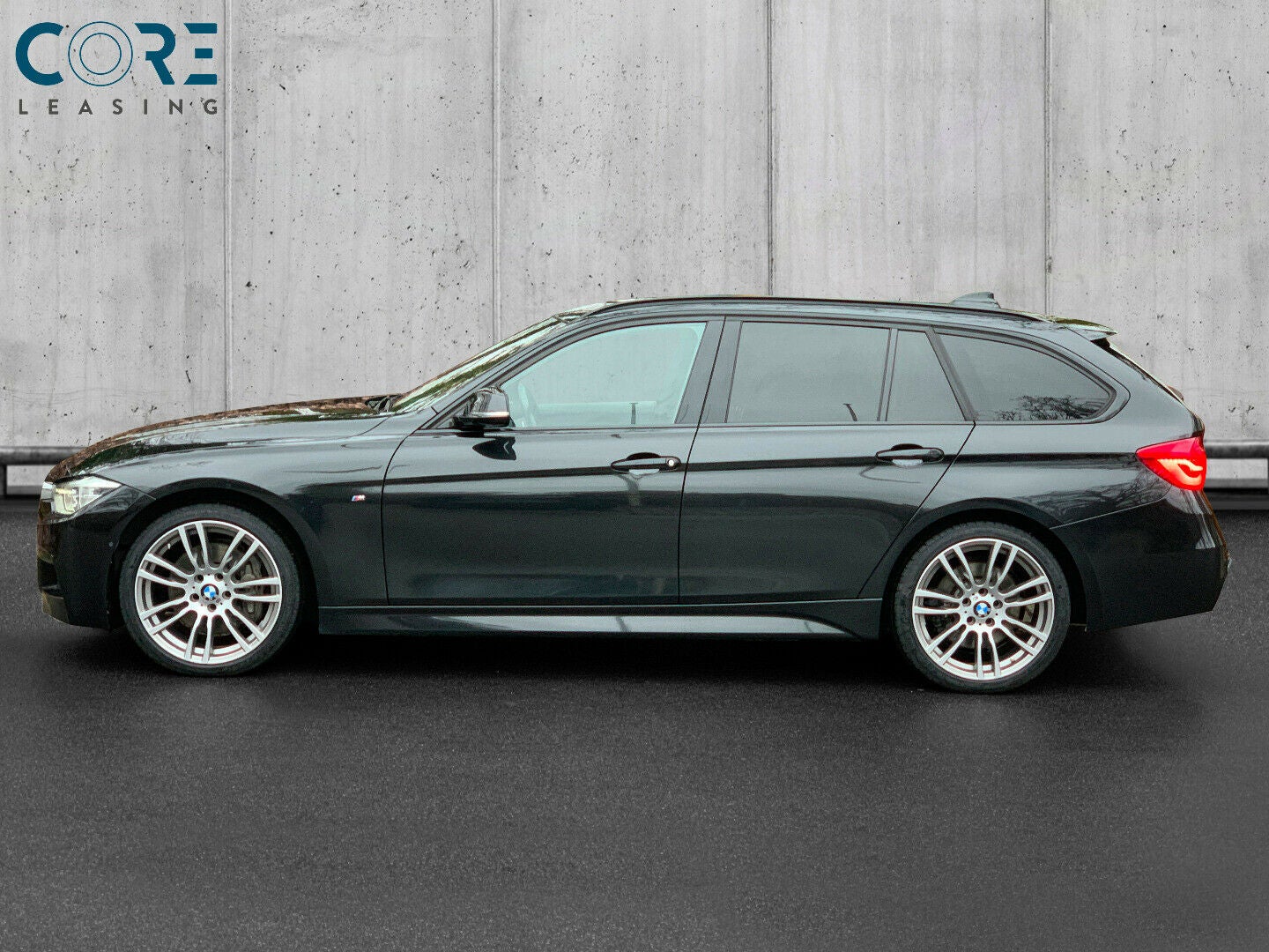 Sortmetal BMW 335d Touring xDrive aut. fra 2016 parkeret foran en betonmur. CORE Leasing A/S er eksperter i BMW leasing.