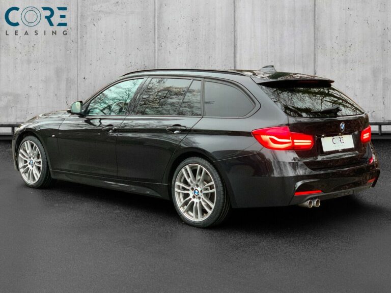 Sortmetal BMW 335d Touring xDrive aut. fra 2016 parkeret foran en betonmur. CORE Leasing A/S er eksperter i BMW leasing.