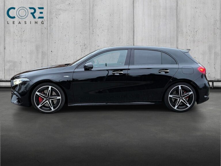 Sortmetal Mercedes A45 AMG S aut. 4Matic+ fra 2023 parkeret foran en betonmur. CORE Leasing A/S er eksperter i Mercedes leasing.