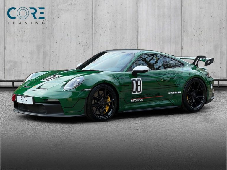 Grøn Porsche 911 GT3 Coupé PDK fra 2022 parkeret foran en betonmur. CORE Leasing A/S er eksperter i Porsche leasing.