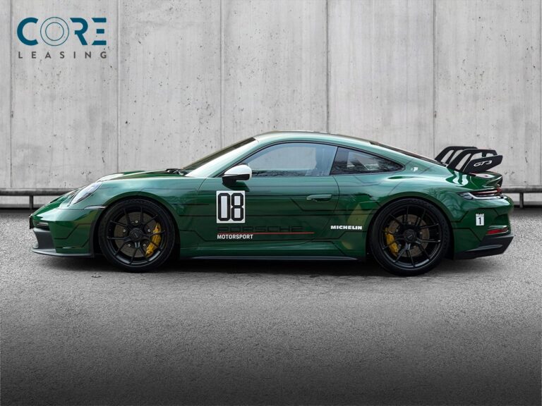 Grøn Porsche 911 GT3 Coupé PDK fra 2022 parkeret foran en betonmur. CORE Leasing A/S er eksperter i Porsche leasing.