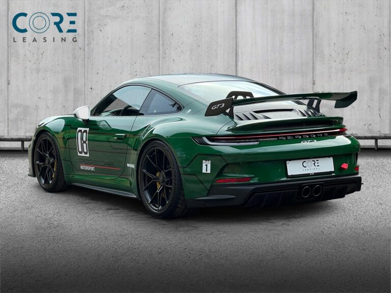 Grøn Porsche 911 GT3 Coupé PDK fra 2022 parkeret foran en betonmur. CORE Leasing A/S er eksperter i Porsche leasing.