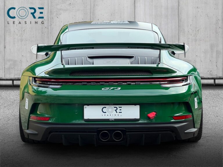 Grøn Porsche 911 GT3 Coupé PDK fra 2022 parkeret foran en betonmur. CORE Leasing A/S er eksperter i Porsche leasing.