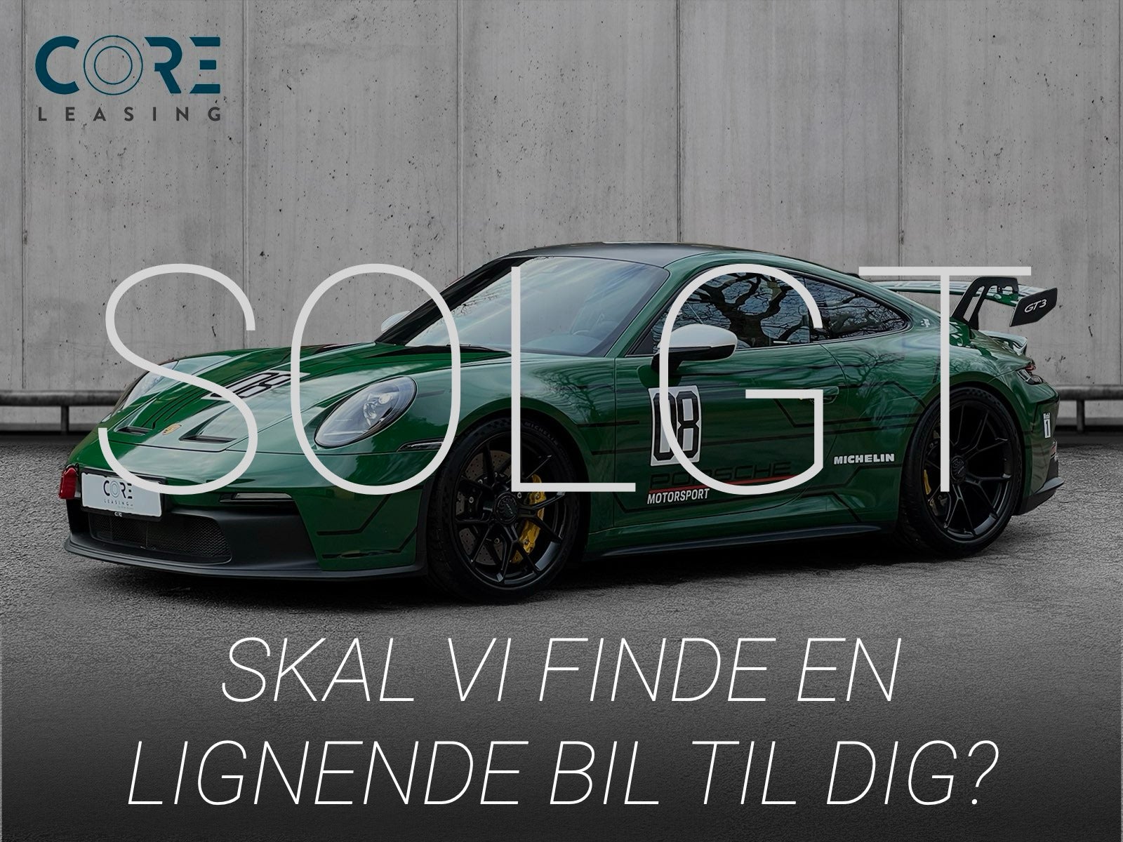 Grøn Porsche 911 GT3 Coupé PDK fra 2022 parkeret foran en betonmur. CORE Leasing A/S er eksperter i Porsche leasing.